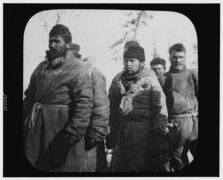 File:Group of convicts standing LCCN2004708010.jpg