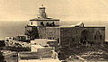 ארמון הקיץ של הפאשה והמגדלור|מעון הקיץ של עבדאללה פאשא והמגדלור לידו, מנזר סטלה מאריס בחיפה בסוף המאה ה-19. מגדלור זה הוחלף מאוחר יותר במגדלור הנמצא שם עכשיו.