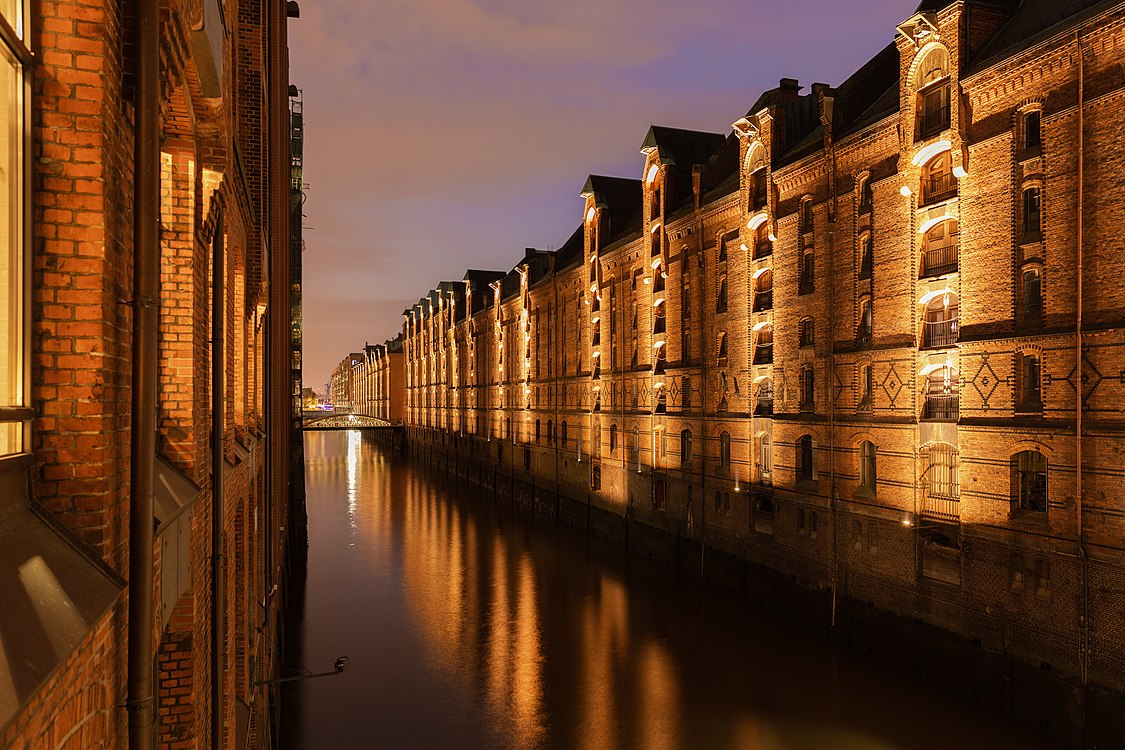 :File:Hamburg’s Speicherstadt at night.jpg