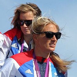 Hannah Mills ja Saskia Clark olympiamitalisteina vuonna 2012.