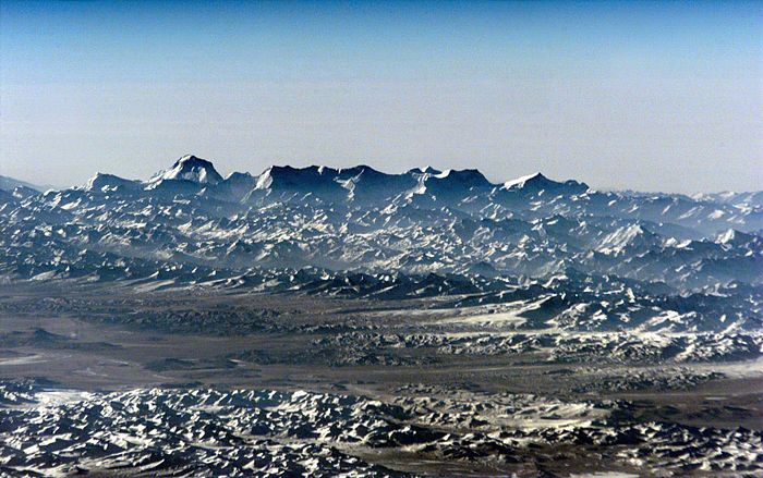De Himalaya vanuit het ISS, op ongeveer 370 km hoogte. Op de voorgrond het Tibetaans Plateau. De hoogste berg aan de horizon is de Dhaulagiri (8167 m).
