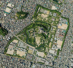 Fotografia aérea do Castelo de Himeji 2010.jpg