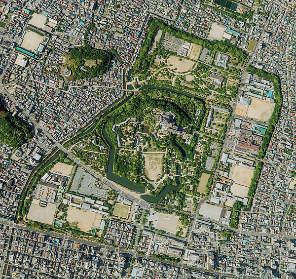 Himeji Castle Aerial photograph 2010.jpg