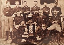El equipo del FC Lieja, primer campeón de Bélgica en 1895–1896. Alfred Wahl, Historia del fútbol, del juego al deporte (p. 53), colección «Biblioteca de bolsillo CLAVES» (n.º 5).