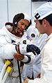 Pilot lunárneho modulu Edwin „Buzz“ Aldrin počas obliekania skafandra