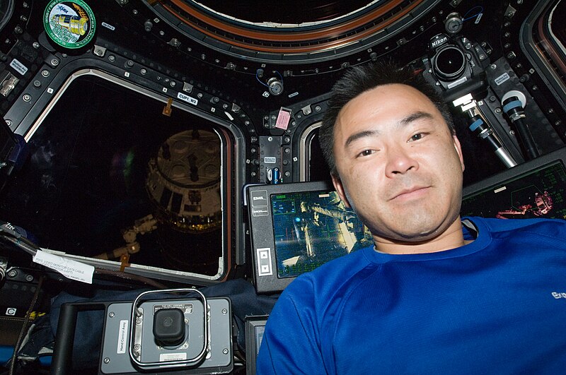 Plik:ISS-32 HTV-3 berthing 3 - Aki Hoshide.jpg