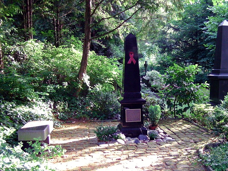Datei:IX. Ort des Gedenkens auf dem Bergfriedhof Heidelberg für alle die ihre Freunde und Angehörigen durch AIDS verloren haben .JPG