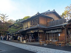 Ichimonjiya Wasuke (en), confiserie servant l'aburi-mochi dans l'enceinte intérieure de l'Imamiya-jinja