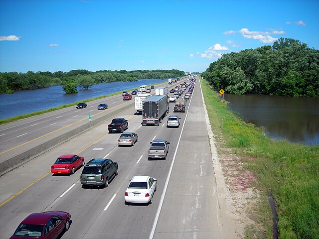 I-35/I-80 approaching the Des Moines River during flooding in 2008