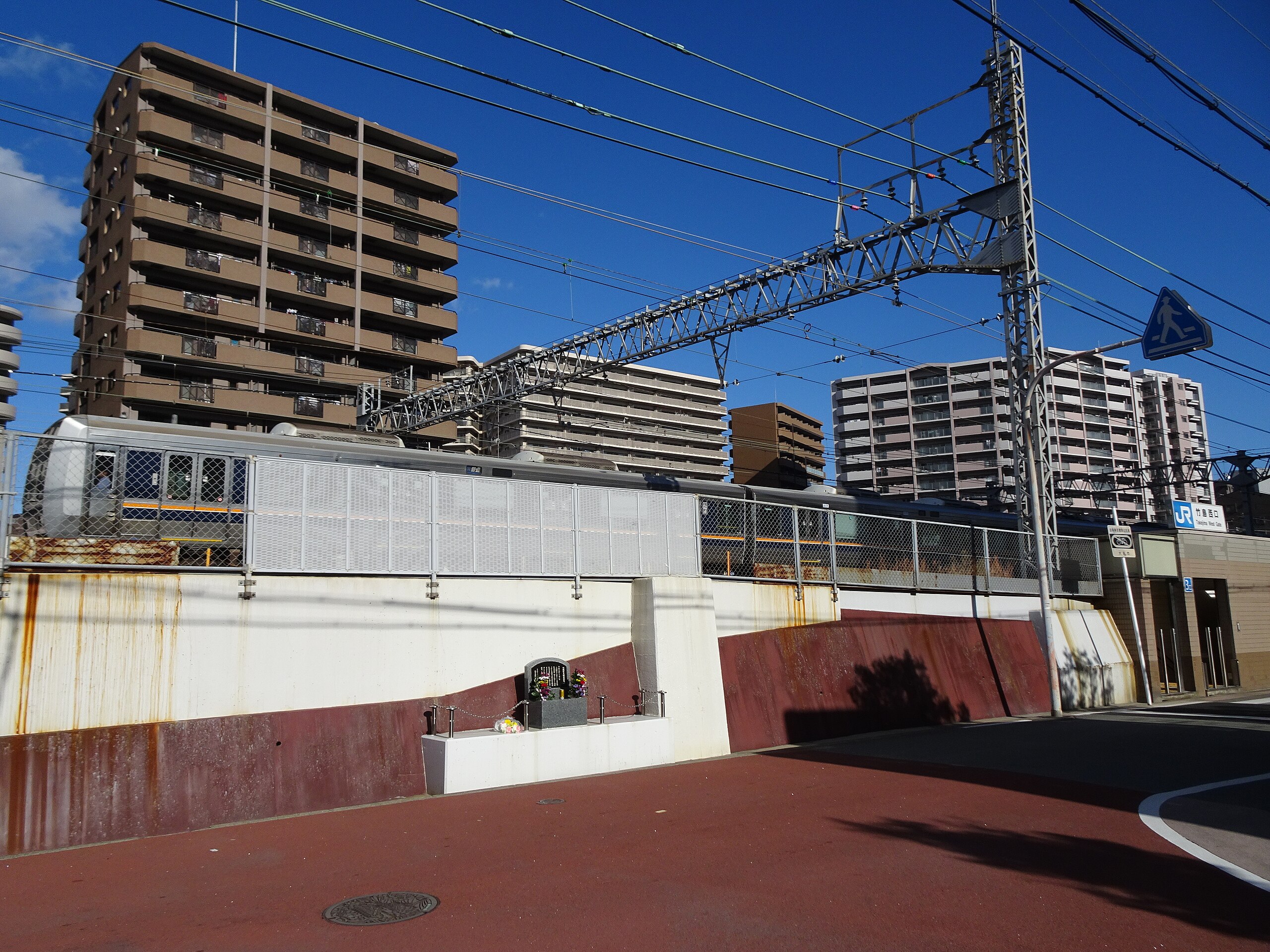 ファイル:JR Tokaido Line Ambulance Memorial Monument(Nishiyodogawa 