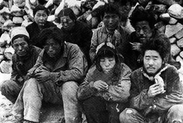 Suspected communist sympathizers awaiting execution in May 1948 after the Jeju uprising