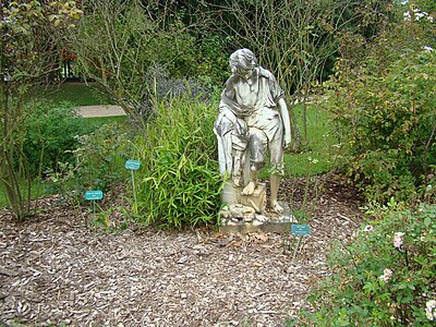 Pierre Gourdel, Jeune Savoyard pleurant sa marmotte (1874), Rennes, parc du Thabor. Marbre d'après un modèle en plâtre (1835) de Julien Gourdel.