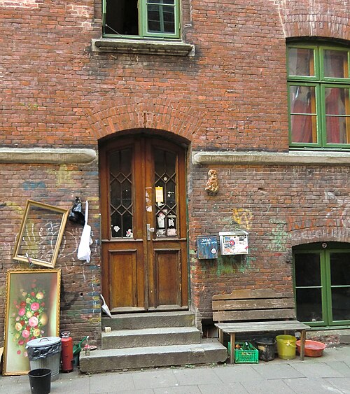 The doorway of Jäger-Passage, Wohlwillstraße 22, as it looks today