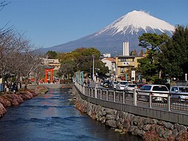 Sông Kanda, một nhánh của sông Fuji, chảy qua thành phố Fujinomiya, tỉnh Shizuoka, nằm ngay chân núi Phú Sĩ.