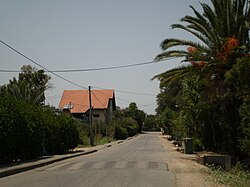 כפר חסידים: היסטוריה, בית הקירור, כפר הנוער הדתי