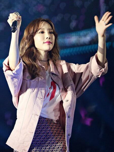 Tập_tin:Kim_Tae-yeon_in_Best_of_Best_Concert_on_April_21,_2018_(1).jpg