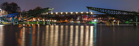 Klughafenbrücke bei Nacht