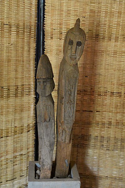 File:Konso grave markers (wakas) at Konso Museum (1) (29158653935).jpg