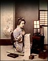 Donna con una lampada andon aperta, in una foto di Kinbei Kusakabe