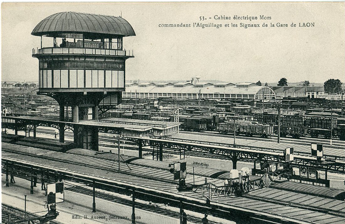 File:LAON - Cabine électrique Mors, commandant l'aiguillage et les signaux de la Gare de Laon.JPG