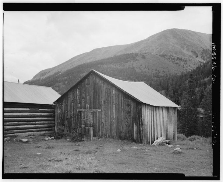 File:LOWE-DAVENPORT-IGNEE BARN WITH HOUSE ON LEFT, SOUTH SIDE OF GUNNISON STREET - Lowe-Davenport-Ignee House and Barn, South side, Gunnison Avenue, Saint Elmo (historical), Chaffee HABS COLO,8-STEL,34-2.tif