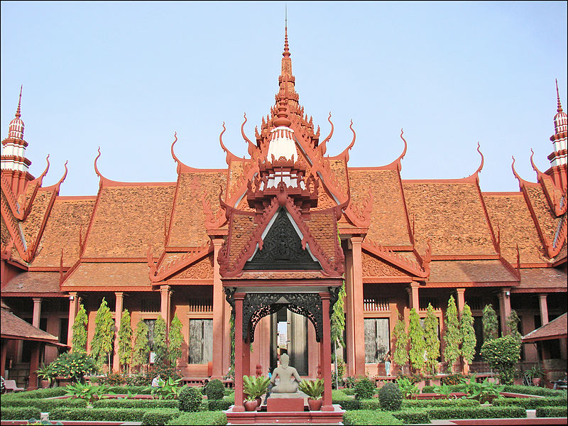 La cour intérieure du musée national (Phnom Penh) (6998203541).jpg