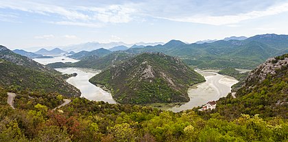 Vista do norte do Parque Nacional do Lago Skadar, Montenegro. (definição 5 614 × 2 785)