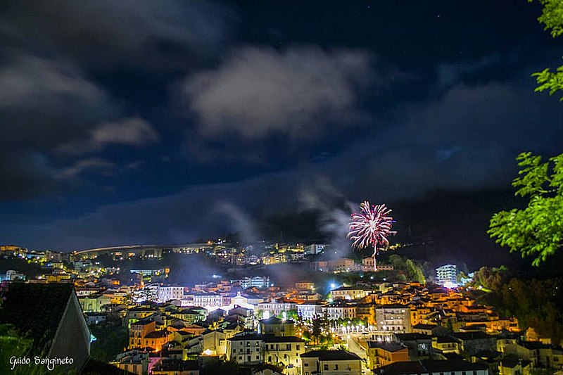 File:Lagonegro di notte con i fuochi d'artificio in onore del patrono S.Nicola.jpg