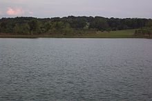 Texoma Gölü'nün Oklahoma tarafındaki kıyı şeridini gösteren renkli bir fotoğraf.