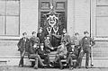 1879年，第一批拿着旗帜站在瓦赫宁恩大学主教学楼前的学生