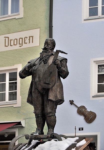 File:Lautenmacherbrunnen, Brunnensäule, Füssen.jpg