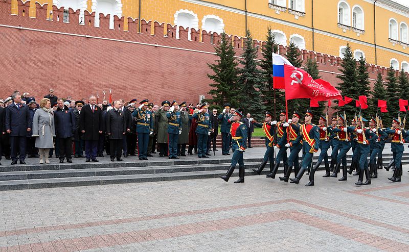 File:Laying wreath at the Tomb of the Unknown Soldier in Moscow 2017-05-09 005.jpg