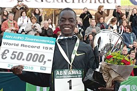 На награждении Zevenheuvelenloop 2010 г. с сертификатом нового мирового рекорда на 15 км