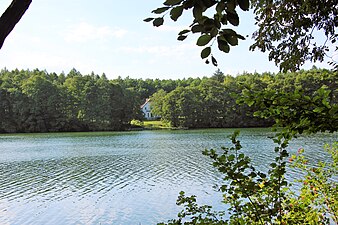 Blick auf eine in Seeblick gelegene Anlege- und Badestelle