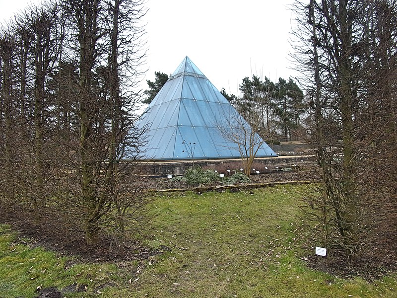 File:Loki-Schmidt-Garten HH Pyramiden Wüstengarten.jpg