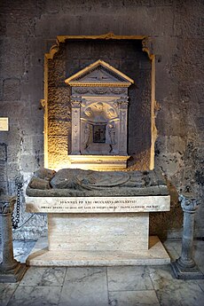 Luogo del primo sepolcro di vari papi, con resti del monumento di giovanni xxi, 01.jpg
