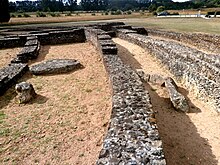Vue de mégalithes dans les fondations d'un théâtre antique.