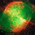 Die Aufnahme des Lichts der Wasserstoff­linie (rot), der Sauerstoff­linien (grün) und der Helium­linie (gelb) mittels passender Filter zusätzlich zu breit­bandi­gen Filtern des Very Large Telescope zeigt zugleich näherungs­weise die natürliche Farb­erscheinung. Norden ist oben, Westen rechts.