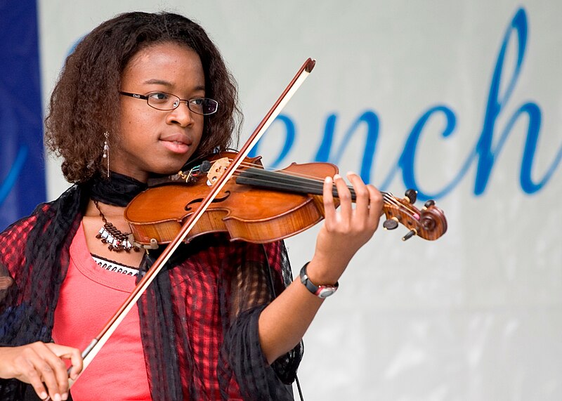 File:Madleen Gratien au violon 2010.jpg