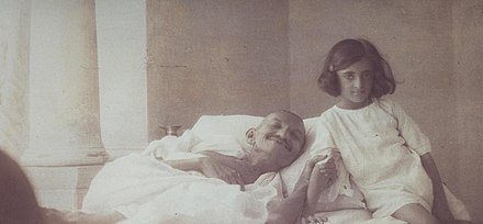 Young Indira with Mahatma Gandhi during his fast in 1924. Indira, who is dressed in a khadi garment, is shown following Gandhi's advocacy that khadi be worn by all Indians instead of British-manufactured textiles.