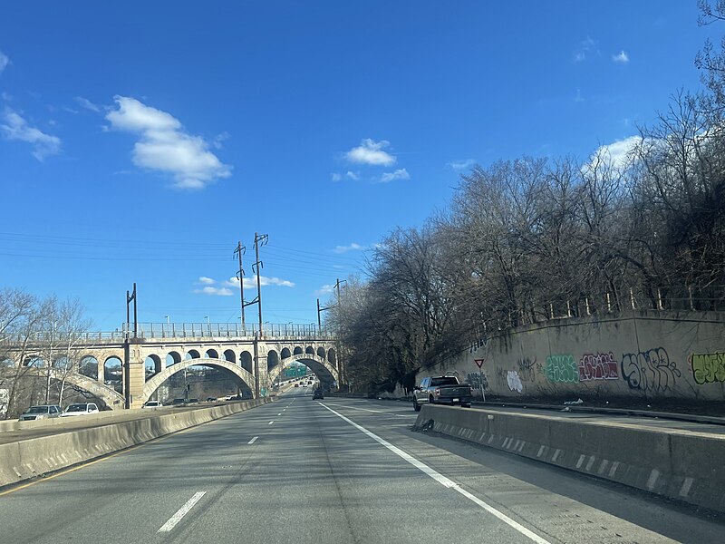File:Manayunk Bridge at Schuylkill Expressway.jpg