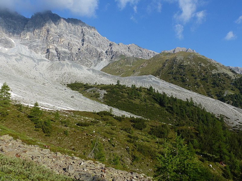 File:Marltferner-Moränen Tabarettahütte.jpg