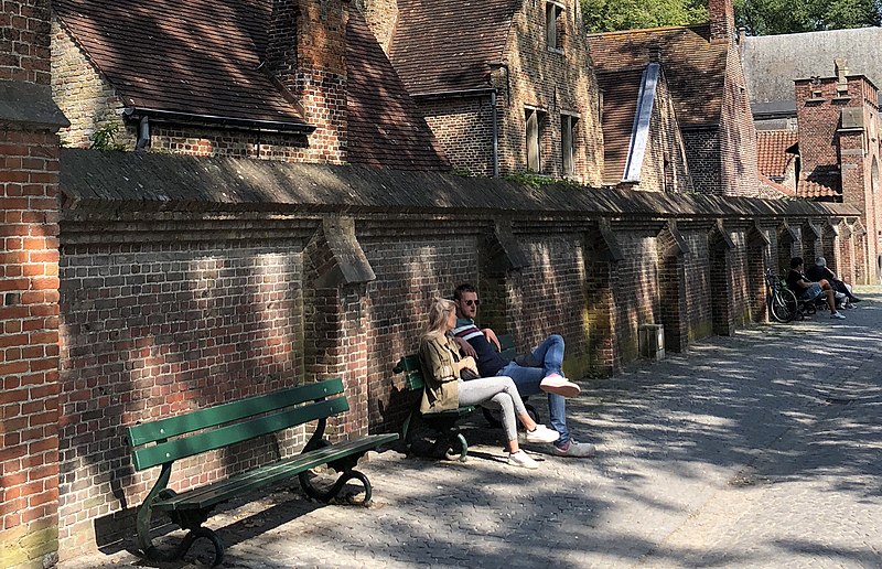 File:Mauer am Beginenhof in Brügge.jpg