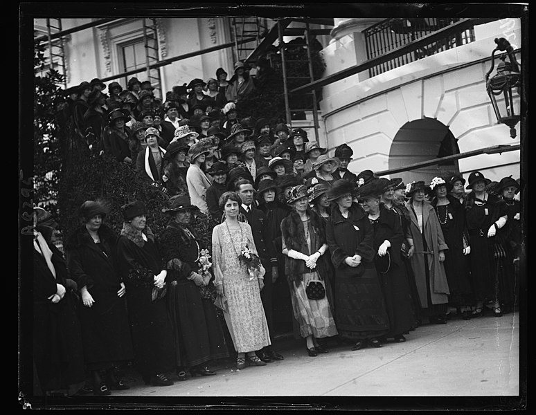 File:Members of the Nat'l Farm and Garden Assoc. Convention in Wash. on south step of White House with Mrs. Coolidge LCCN2016893429.jpg