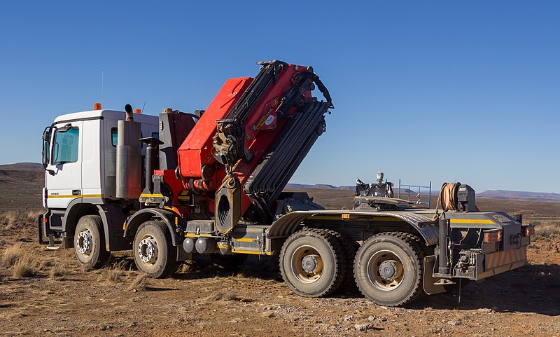 File:Mercedes-Benz Actros with crane 3.jpg