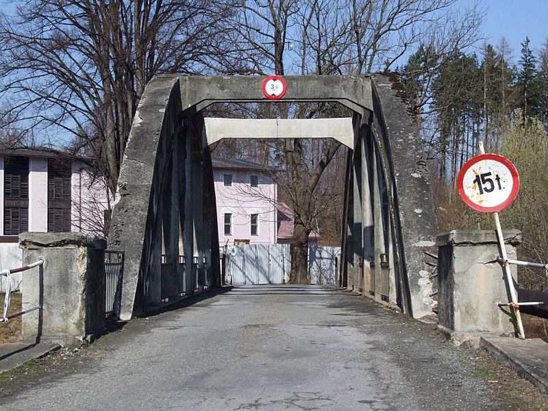 File:Mikulovice (Niklasdorf) - bridge over Bělá river.jpg