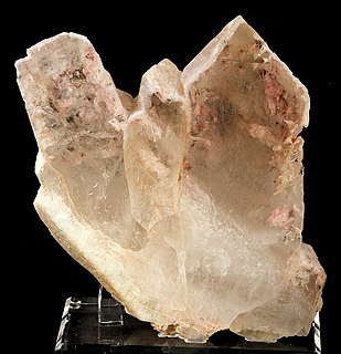 <span class="mw-page-title-main">Montmorillonite</span> Member of the smectite group of swelling 2:1 clay mineral