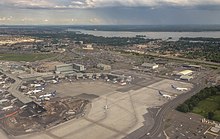 Vista general del aeropuerto con la expansión de la terminal internacional en construcción(2014)