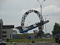 Monument in einem rumänischen Kreisverkehr bei Bacău (Vielleicht einordenbar, wenn jemand zu sagen weiß, welches Flugzeugmodell das ist oder worum es bei dem Monument geht.)