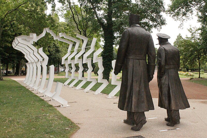 File:Monument to Charles de Gaulle and Winston Churchill in Calais.jpg